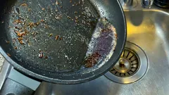 Waar moet ik het vet weggooien na het bakken? Giet het nooit in de gootsteen.