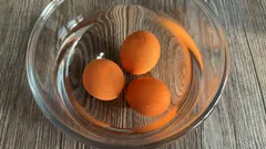 Leg hardgekookte eieren nooit in koud water.