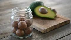 Terwijl anderen lachen, pluk ik avocadopitten. Waarom heb ik ze nodig